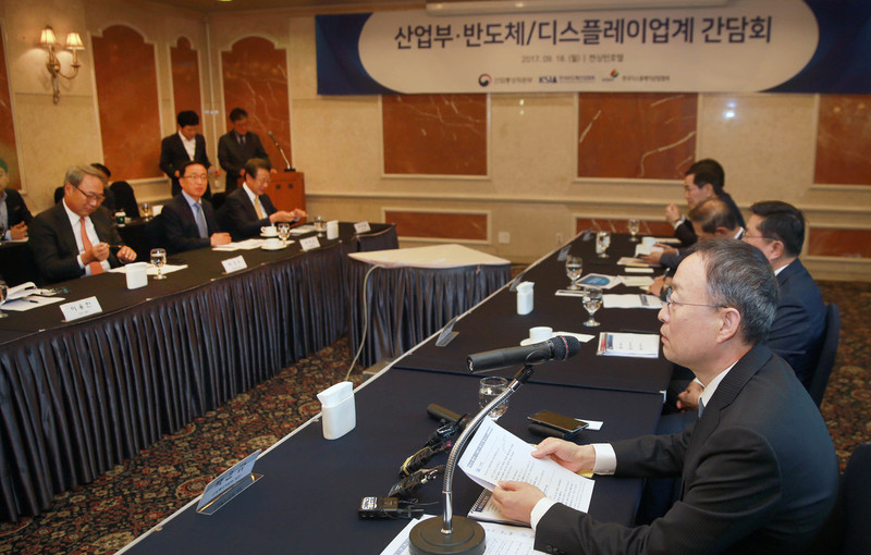 백운규 산업통상자원부 장관은 18일 오전 서울 켄싱턴호텔 첼시홀에서 권오현 삼성전자 부회장, 박성욱 에스케이하이닉스 부회장, 한상범 엘지디스플레이 부회장 등을 만나 “대·중소기업 간 상생협력 확산과 좋은 일자리 창출”을 당부했다. 업계는 이날 2024년까지 국내에 52조원을 투자하겠다고 밝혔다. 산업통상자원부 제공