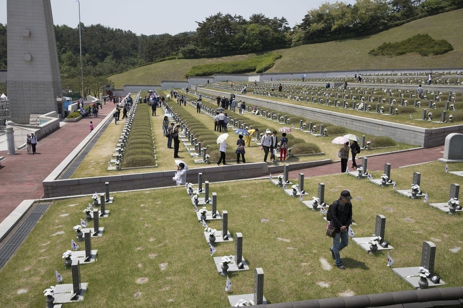 제37주년 5·18민주화운동 기념식이 열린 지난 5월18일 오전 광주 북구 국립 5·18 민주묘지에서 희생자 유가족과 시민들이 묘지를 둘러보고 있다.  광주/김성광 기자 flysg2@hani.co.kr