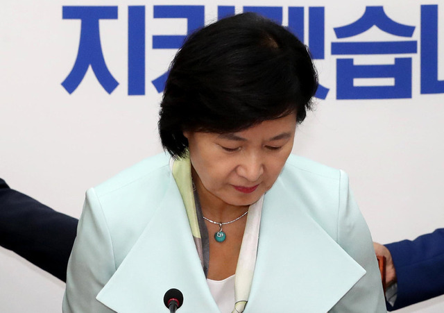 추미애 더불어민주당 대표가 18일 오후 국회에서 열린 행사에 참석하려고 자리에 앉고 있다. 이정우 선임기자 woo@hani.co.kr