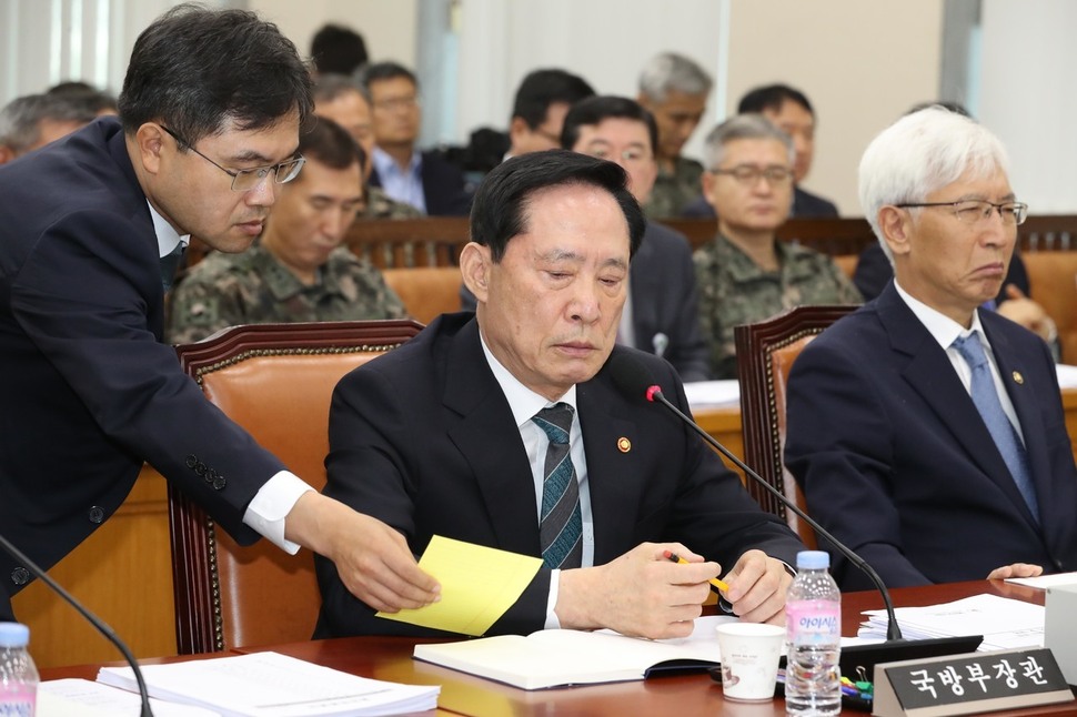 송영무 국방부 장관이 18일 오전 북한 미사일 발사와 관련한 현안보고를 하려고 국회 국방위원회에 출석해 의원들의 질의에 답하던 중 국방부 관계자에게 메모를 받고 있다. 오른쪽은 전제국 방위사업청장. 이정우 선임기자 woo@hani.co.k