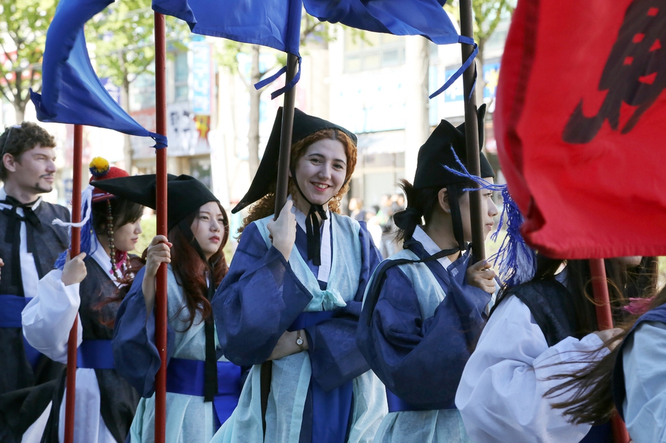 1795년 을묘년 정조대왕의 원행을 재현한 이번 행사에는 외국인 300여명 등 5천여명의 시민이 참여하는 시민참여형 행사로 진행된다.