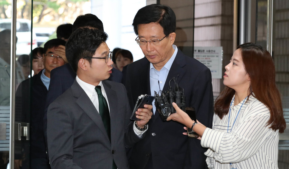 이명박정부 때 국가정보원 아래 '민간인 댓글부대'를 운영하며 온라인에서 불법 선거운동 등을 한 혐의로 민병주 전 국정원 심리전단장 등이 구속 전 피의자 심문(영장실질심사)을 받으러 18일 오전 서울 서초동 서울중앙지법에 들어서고 있다. 김정효 기자 hyopd@hani.co.kr