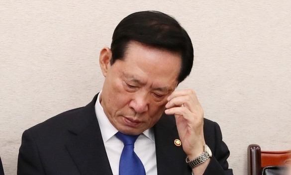 [한겨레 사설] ‘정책 혼선’ 자초한 송영무 장관의 경솔한 처신 
