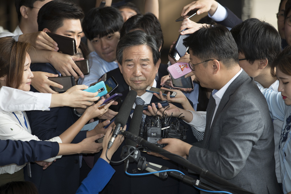 분식회계·배임·채용비리 등의 혐의를 받고 있는 하성용 한국항공우주산업(카이·KAI) 전 대표가 19일 오전 서울 서초구 서울중앙지검 안으로 들어가고 있다. 김성광 기자 flysg2@hani.co.kr