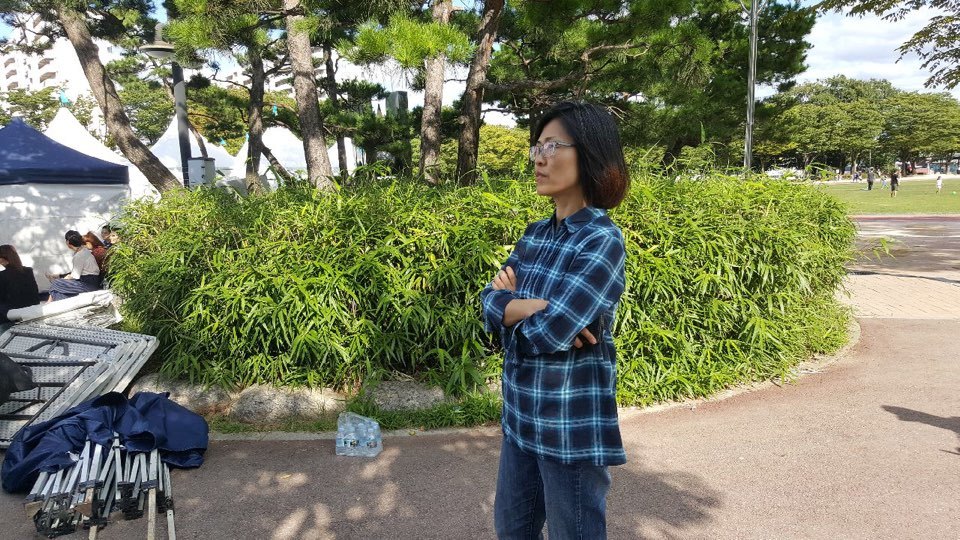 리허설을 살피는 민경호 군 엄마 최진이 씨.