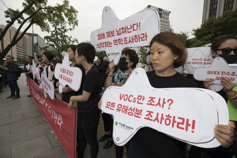 여성환경연대, 참여연대, 녹색연합, 한국여성민우회 등 시민사회단체 회원들이 5일 오전 서울 종로구 정부서울청사 앞에서 &#39;생리대 모든 유해성분 규명 및 역학조사 촉구 기자회견&#39;을 열고 있다. 김성광 기자 flysg2@hani.co.kr