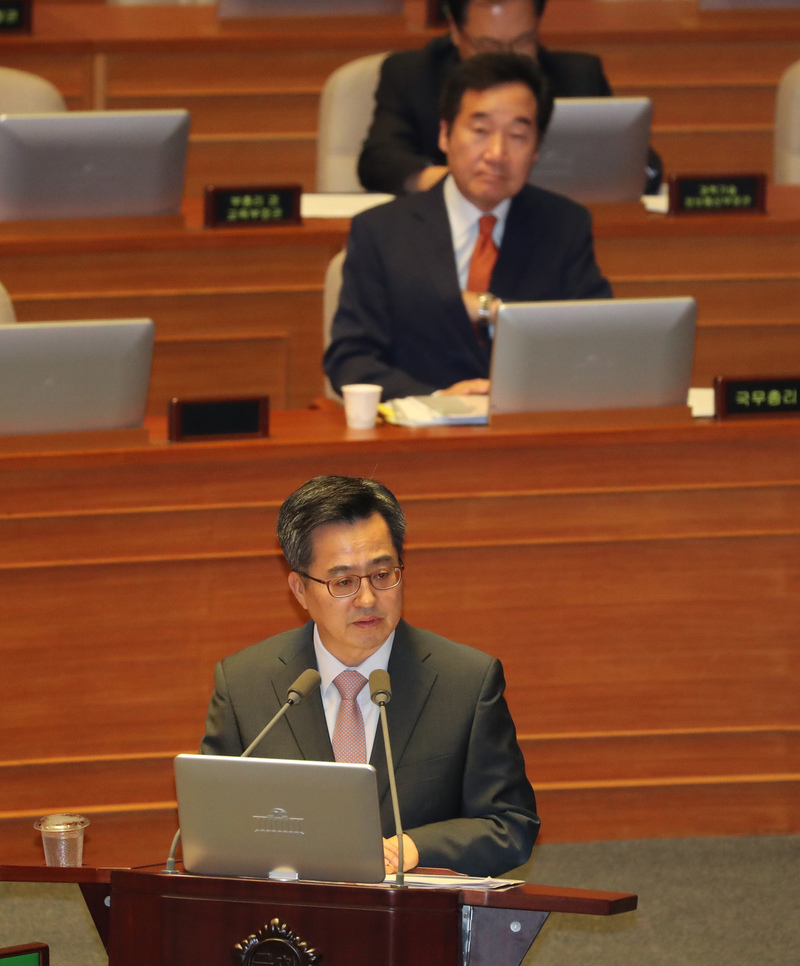김동연 부총리가 지난 13일 오후 경제분야 대정부 질문이 이뤄진 국회 본회의에서 답변하고 있는 모습. 강창광 기자 chang@hani.co.kr