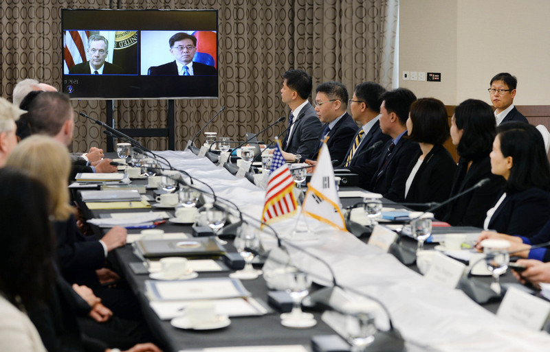 지난달 22일 서울에서 열린 한미FTA 공동위 특별회기에서 김현종 통상교섭본부장과 라이트하이저 미 무역대표부(USTR) 대표가 영상회의를 갖고 있다.