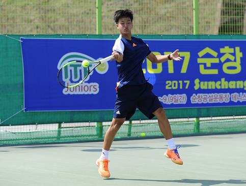제61회 장호 홍종문배 전국주니어 테니스대회 남자부에서 우승한 김근준, 대한테니스협회 제공
