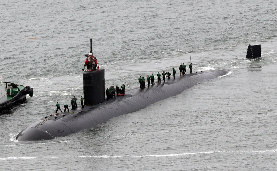 미국 로스앤젤레스급 핵추진 잠수함인 샤이엔(Cheyenne·SSN 773)이 지난 6월6일 오전 해군작전사령부 부산기지에 입항하고 있다.     연합뉴스