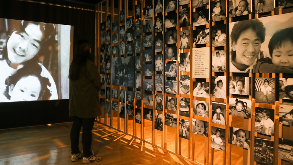 지난해 서울 종로구 연건동 홍익대학교 대학로 아트센터에서 열린 ‘김광석 20주기 추모전’에 고인이 딸과 함께 찍은 사진들이 전시되어 있다. 연합뉴스