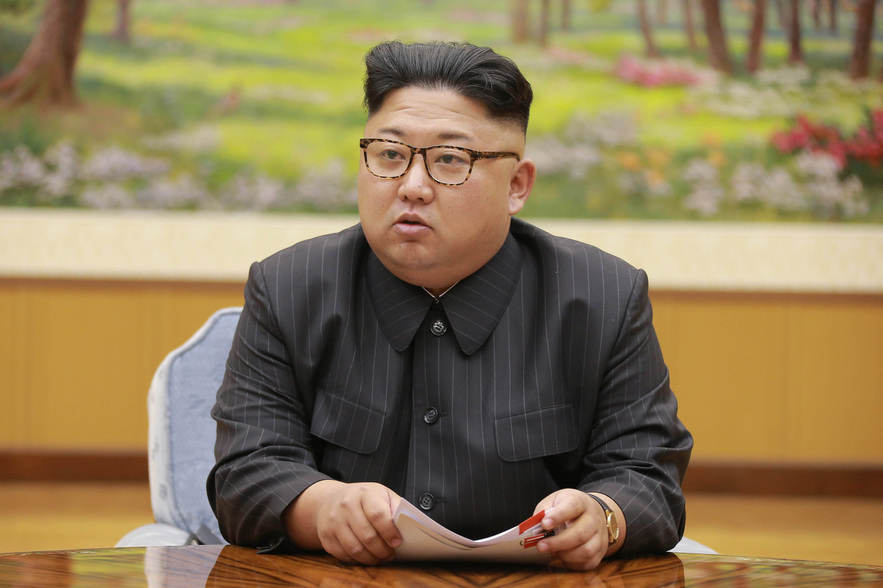 북한 김정은 노동당 위원장이 관계자들과 6차 핵실험 결정을 논의하는 모습. 연합뉴스