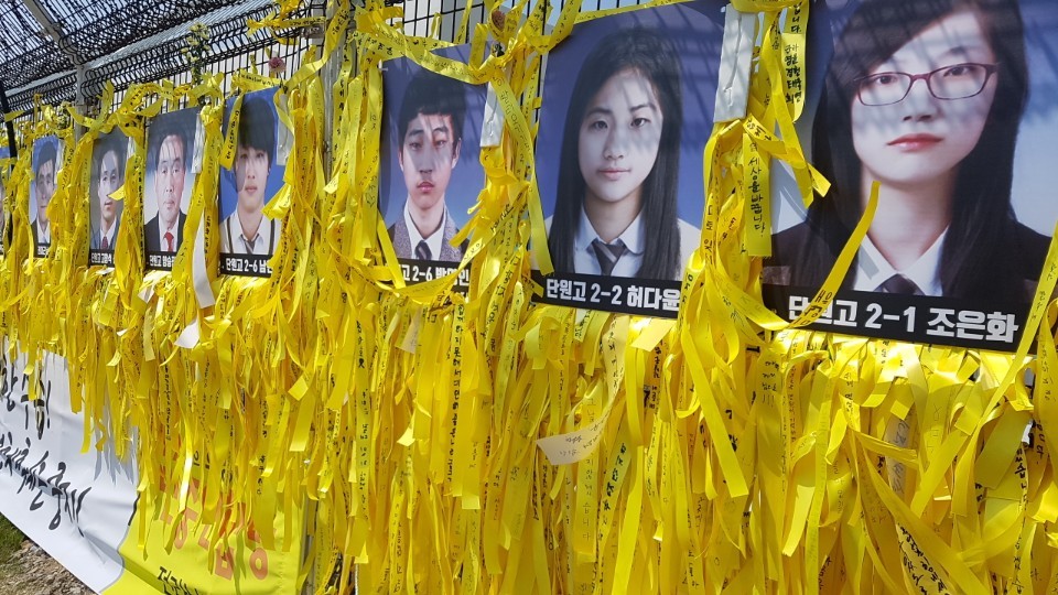 목포신항에 있는 세월호 희생자 조은화·허다윤 양의 사진