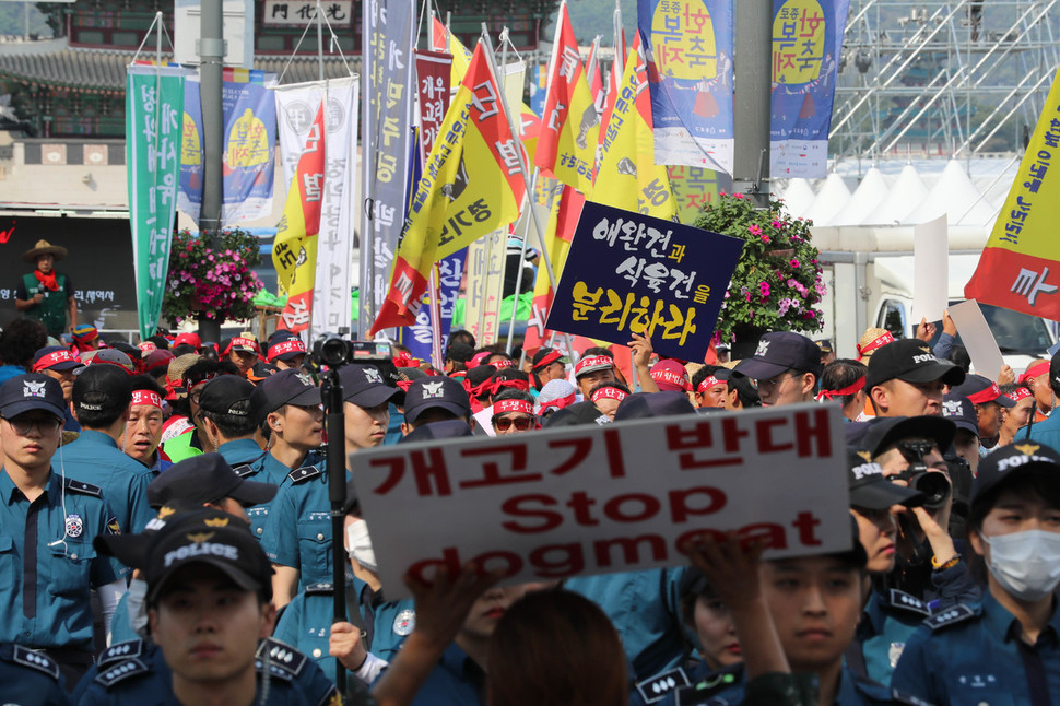 경찰을 사이에 두고 대한육견협회 회원들과 동물보호단체 회원들이 맞서고 있다. 김정효 기자 hyopd@hani.co.kr