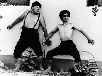 1984년의 <바보선언>(감독 이장호)도 청년문화를 대표하는 문제작으로 꼽힌다. 밑바닥 인생 똥칠(김명곤 분)과 육덕(이희성 분)이 여의도광장에서 웃통을 벗고 막춤을 추는 장면은 국회에 대한 무언의 항의로 읽힌다. <한겨레> 자료사진