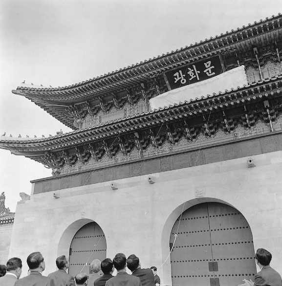 1968년 목재 부분까지 콘크리트로 복원된 짝퉁 광화문은 1970년대부터 등장한 청년문화와는 접점을 찾기 힘들었다. 이 시기 영화 등 대중문화에서 광화문은 작품 속 배경으로도 잘 등장하지 않았다. 1968년 12월 광화문 복원 현판식 모습.  정부기록사진집