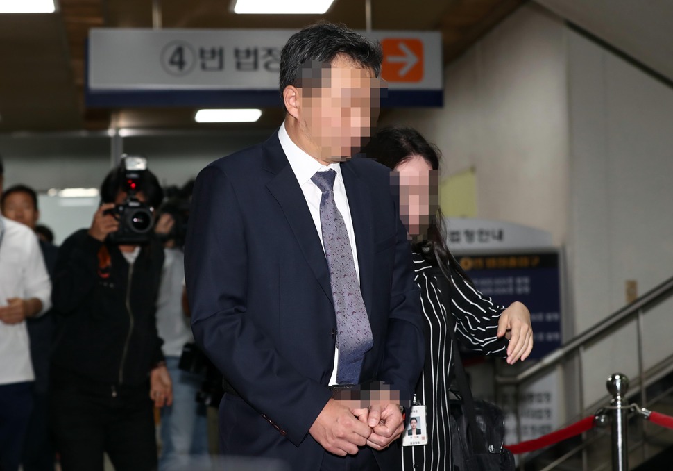 이명박 정부 시절 국가정보원의 ‘문화예술계 블랙리스트‘ 사건과 관련해 배우 문성근씨와 김여진씨가 등장하는 합성사진을 만들어 유포한 혐의를 받는 국정원 직원 유아무개씨가 22일 오전 서초구 서울중앙지법에서 열리는 구속 전 피의자 심문(영장심사)에 출석하기 위해 법정으로 향하고 있다. 연합뉴스