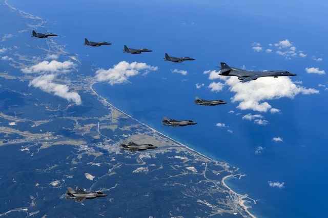 죽음의 백조로 불리는 미군 B-1B랜서와 F-15 전투기가 23일 한반도 상공을 비행하고 있다. 미국 전투기들은 이날 DMZ 최북단까지 비행했으며 동해적 북방한계선을 넘어 북쪽으로 올라간 것으로 알려졌다. 미 국방부가 공개한 사진이다. AFP 연합뉴스