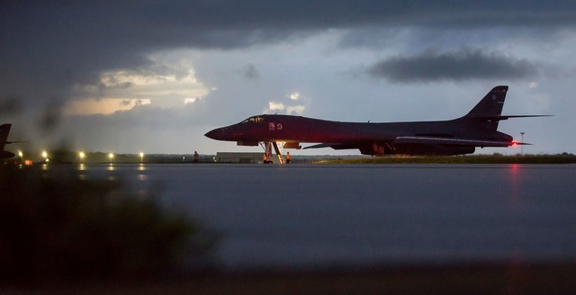 미국 공군의 전략폭격기 B-1B 랜서가 23일(현지시간) 심야에 NLL을 넘어가 북한 동해의 국제공역을 비행하는 무력시위를 벌였다고 미 국방부가 공개했다. 사진은 괌의 앤더슨 공군기지에서 출격준비 중인 B-1B 랜서 모습. 미 국방부가 제공한 사진이다. 연합뉴스