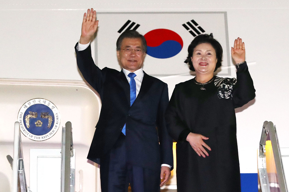 문재인 대통령과 부인 김정숙 여사가 제72차 유엔총회 및 한-미-일 정상들과의 회담을 마치고 22일 오후 성남 서울공항을 통해 입국하고 있다. 연합뉴스