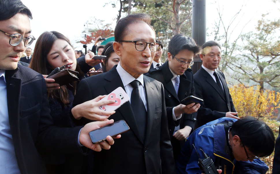 이명박 전 대통령이 21일 오후 서울 현충원 고 김영삼 대통령의 묘소를 참배한 뒤 기자들의 질문을 받고 있다. 김경호 선임기자 jijae@hani.co.kr