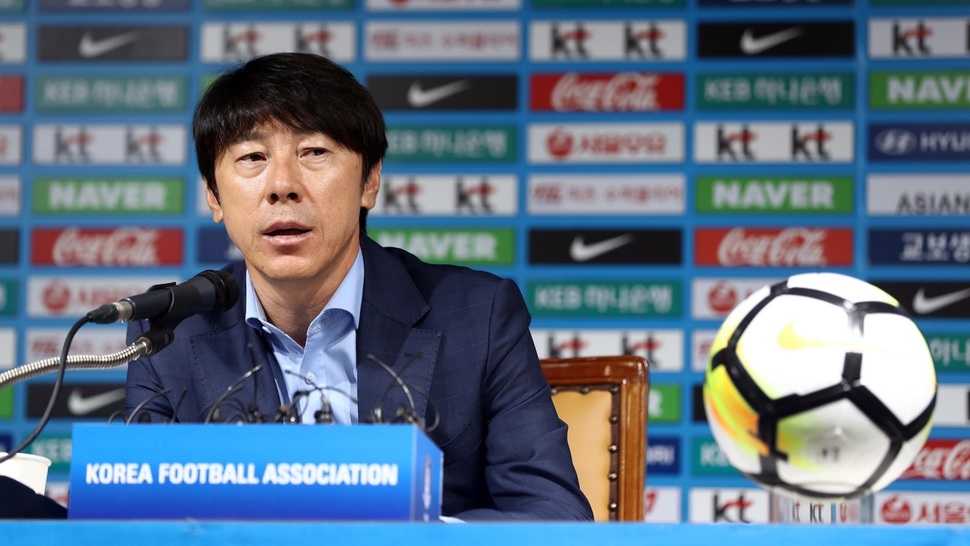 신태용 축구대표팀 감독이 25일 오전 서울 종로구 축구회관에서 러시아와 모로코(추진중) 평가전에 나설 대표팀 명단을 발표한 뒤 기자들의 질문에 답하고 있다. 연합뉴스