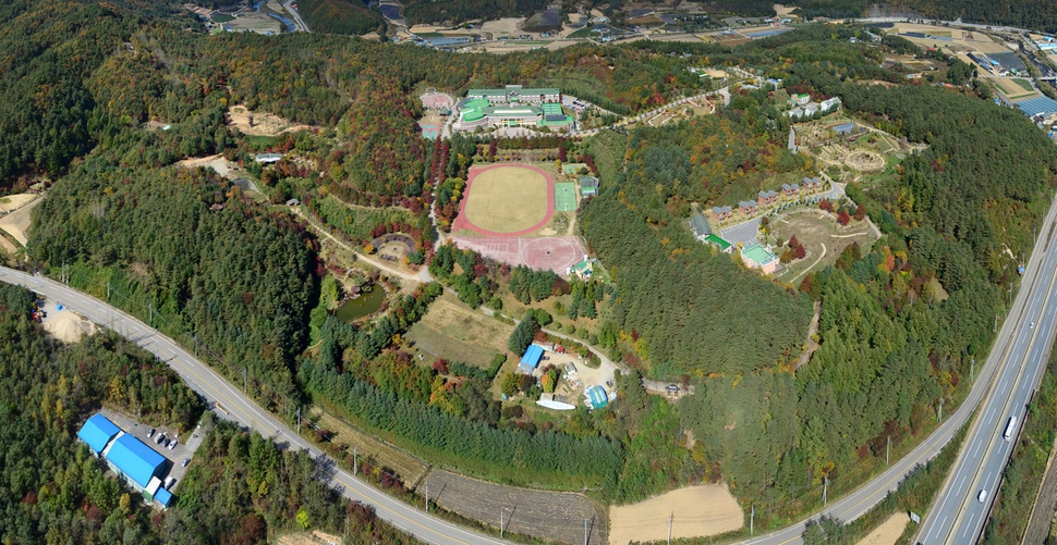 강원도 평창의 국립평창청소년수련원이 2002년부터 올해까지 15년 동안 전체 45동 가운데 29동을 미등기 상태로 운영해 물의를 빚고 있다. 국립평창청소년수련원 제공