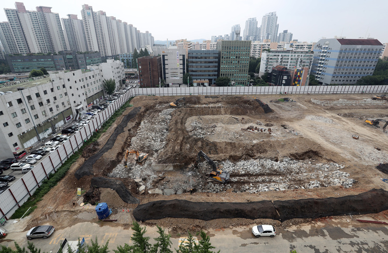 서울 강남권 재건축 시공사 수주전이 과열되면서 무상 이사비, 재건축 초과이익환수금 보전 등 건설사들의 과도한 사업조건 제시가 논란이 되고 있다. 서초구 잠원동 신반포 6차 재건축 ‘센트럴자이’ 공사 현장. 연합뉴스