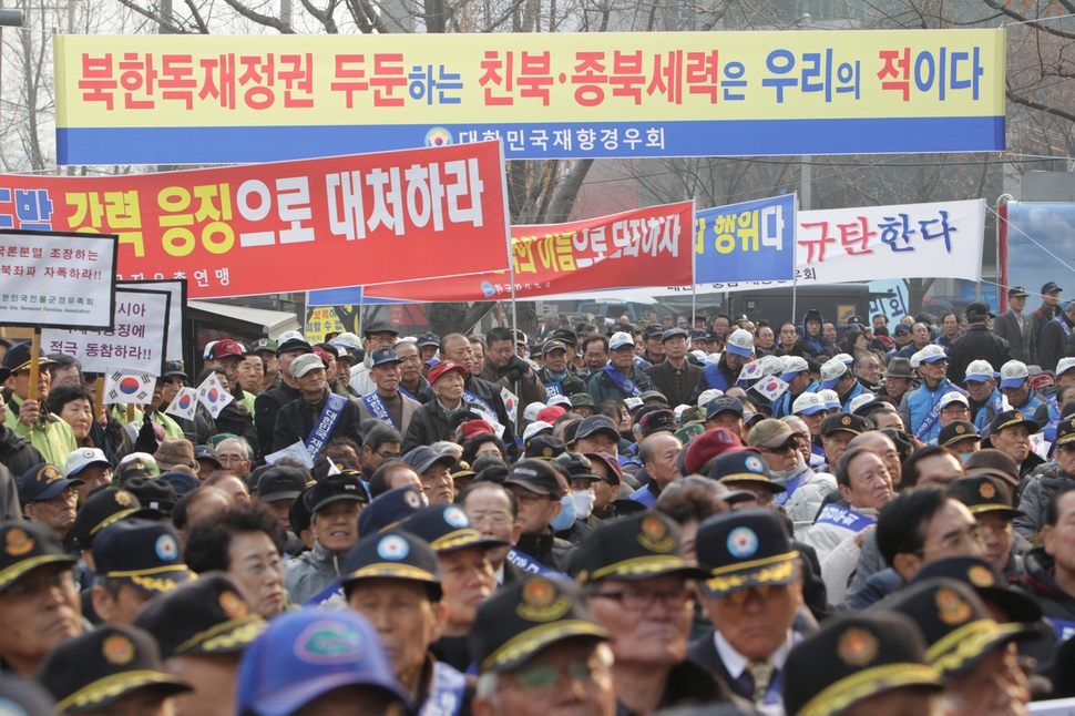 애국단체총협의회 등 보수단체들이 30일 오후 서울 광화문 동화면세점 앞에서 김정일 독재정권 타도 국민대회를 열고 있다. 김봉규 기자 bong9@hani.co.kr