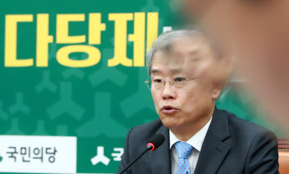김동철 국민의당 26일 오전 국회 원내대표실에서 열린 원내대책회의에 참석해 발언하고 있다. 연합뉴스