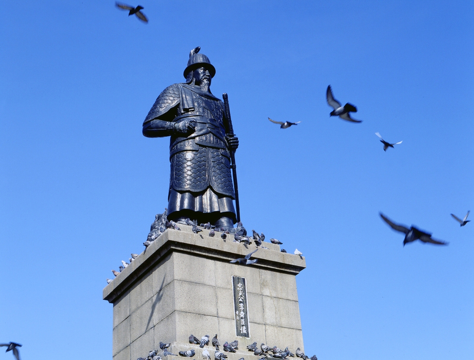 부산 중구 용두산공원에 있는 이순신 장군 동상. 부산시 제공