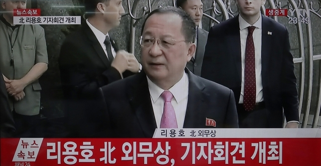 리용호 북한 외무상이 25일(현지시각) 뉴욕 밀레니엄힐튼 유엔플라자 호텔 앞에서 회견을 하고 있다.