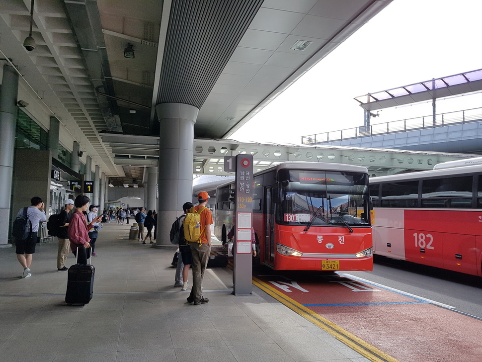 제주공항 도착 출구를 나오면 바로 버스 정류장이 있다.   제주/허호준 기자