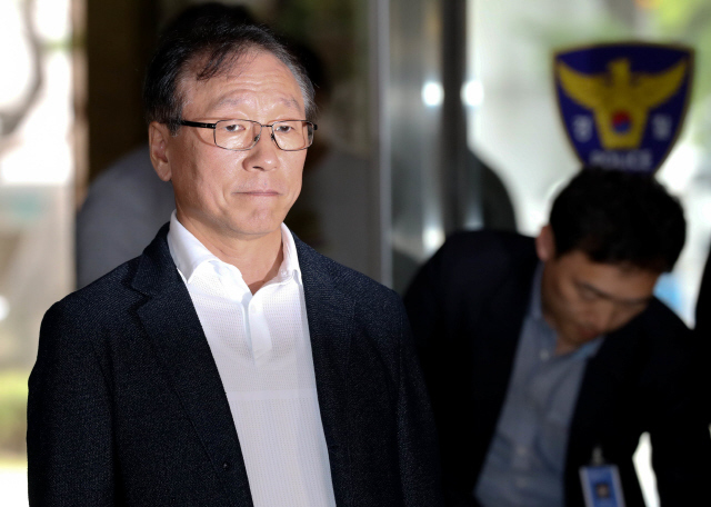 가수 고 김광석씨의 친형 김광복씨가 김광석씨 외동딸 서연 양 사망사건 재수사와 관련해 고발인 조사를 받으러 27일 오후 서울 내자동 서울지방경찰청에 들어서고 있다. 김정효 기자 hyopd@hani.co.kr