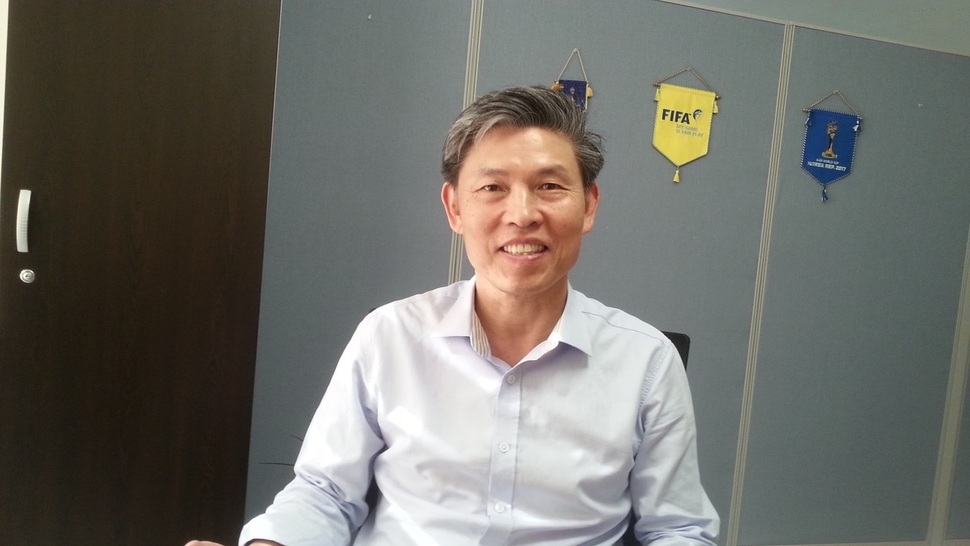 곽영진 피파 20살 이하 월드컵 조직위원회 부위원장이 27일 서울 용산의 사무실에서 59억 흑자 비결에 대해 말하고 있다.