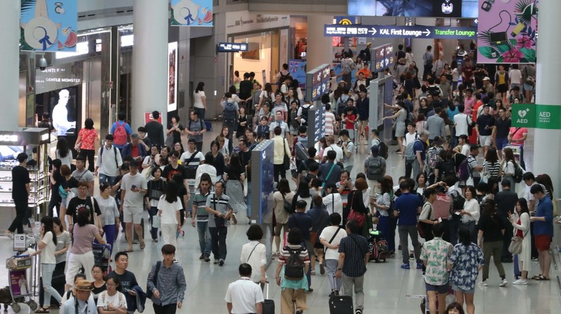 인천국제공항 출국장 면세점에 관광객이 가득찬 모습. 한겨레 자료사진
