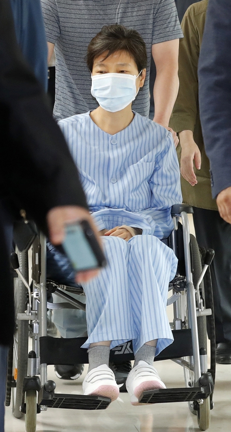 박근혜 전 대통령이 지난달 30일 서울 서초동 서울성모병원에서 허리 통증으로 진료를 받은 뒤 휠체어를 타고 병원을 나서고 있다. 연합뉴스