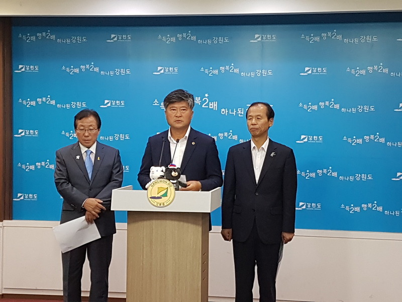 최문순 강원지사와 김동일 강원도의회 의장, 민병희 강원교육감(오른쪽부터)은 27일 오전 강원도청 브리핑룸에서 기자회견을 열어 미국과 북한에 정치·군사적 갈등을 중단할 것을 촉구했다. 박수혁 기자