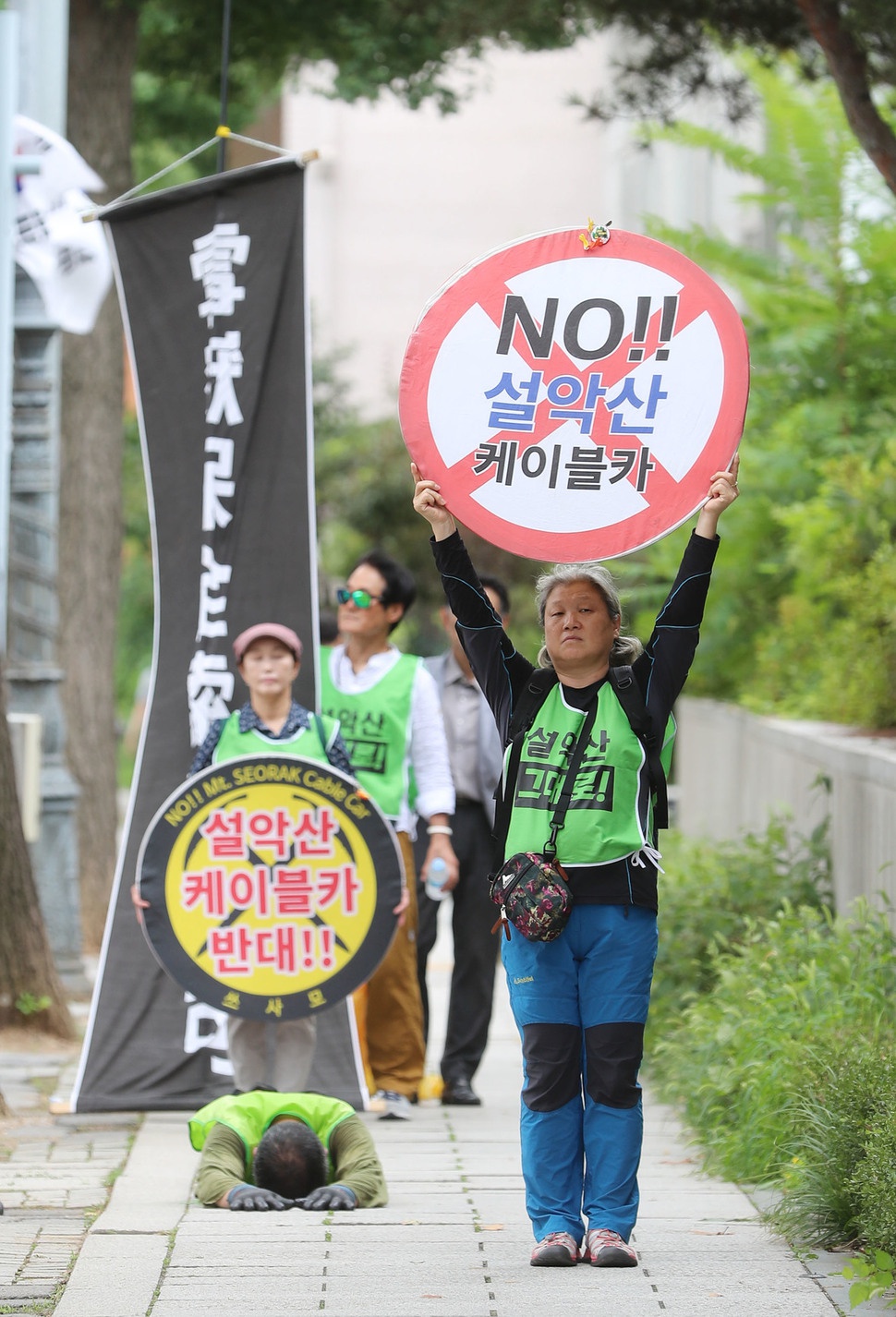 설악산 오색케이블카 사업에 반대하는 산악인들이 지난 8월16일 오전 서울 광화문 광장에서 청와대까지 오체투지 행진을 벌이고 있다. 이들은 "설악산 오색 케이블카는 비뚤어진 지난 정권이 만들어낸 대표적인 적폐 사업이며 당연히 가장 먼저 백지화해야 하는 일"이라고 주장했다. 신소영 기자 viator@hani.co.kr