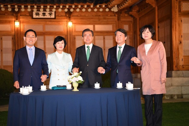 문재인 대통령이 27일 오후 청와대 상춘재에서 여야 대표들과 만나 손을 잡고 있다 왼쪽부터 주호영 바른정당 대표권한 대행, 추미애 더불어민주당 대표, 문 대톨령, 안철수 국민의당 대표, 주호영 바른정당 권한대행 겸 원내대표, 이정미 정의당 대표,송금주 국민의당 대변인 만찬에 앞서 얘기를 나누고 있다. 2017.9.27 청와대사진기자단 세계 남제현기자