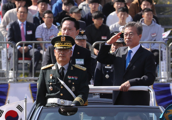 문재인 대통령이 28일 오전 경기도 평택 해군 2함대에서 열린 건군 69주년 국군의날 기념식에 참석해 사열하고 있다. 연합뉴스