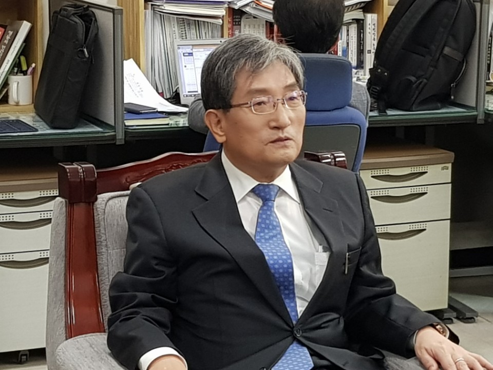 노영민(가운데) 주중대사가 28일 충북도청에서 기자간담회를 열어 한중 관계 해결의 필요성 등을 강조하고 있다. 오윤주 기자