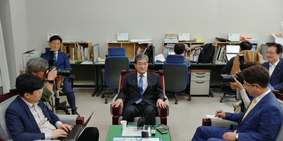 노영민(가운데) 주중대사가 28일 충북도청에서 기자간담회를 열어 한-중 정상 회담을 한중 문제 해결의 해법으로 제시하고 있다.오윤주 기자