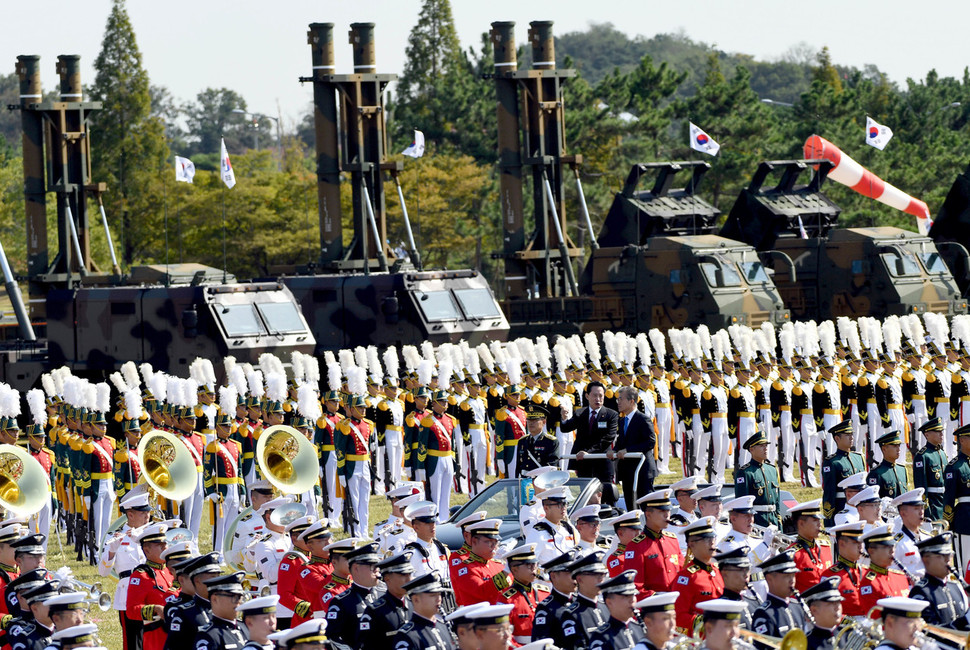 경기도 평택 해군 제2함대사령부에서 28일 열린 건군 69주년 국군의 날 행사에서 문재인 대통령이 송영무 국방부장관과 함께 열병을 하고 있다. 뒤편으로 전략무기인 현무-3(왼쪽)와 ATACMS(에이태킴스)가 보인다. 평택/청와대사진기자단