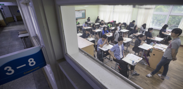 지난 6일 오전 서울의 한 고교에서 고3 학생들이 9월 모의평가를 치르기 위해 준비하는 모습. 김성광 기자 flysg2@hani.co.kr