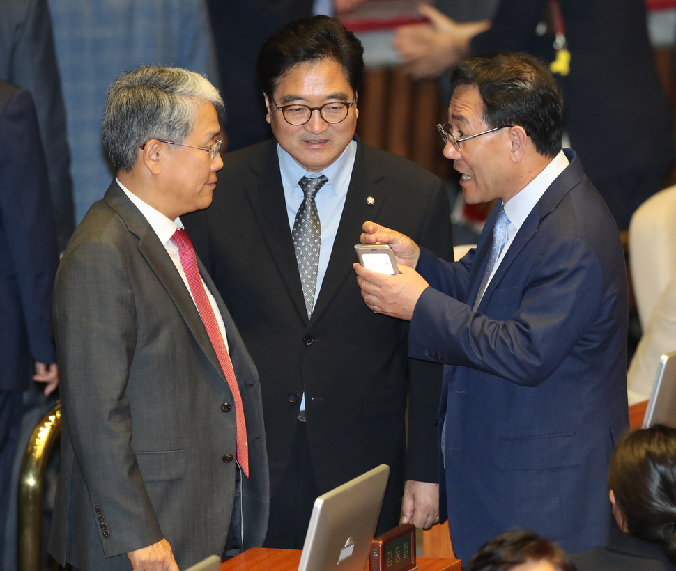 우원식 더불어민주당 원내대표(가운데)와  김동철 국민의당 원내대표(왼쪽), 주호영 바른정당 원내대표가 28일 오후 국회 본회의에서 만나 이야기하고 있다. 강창광 기자 chang@hani.co.kr