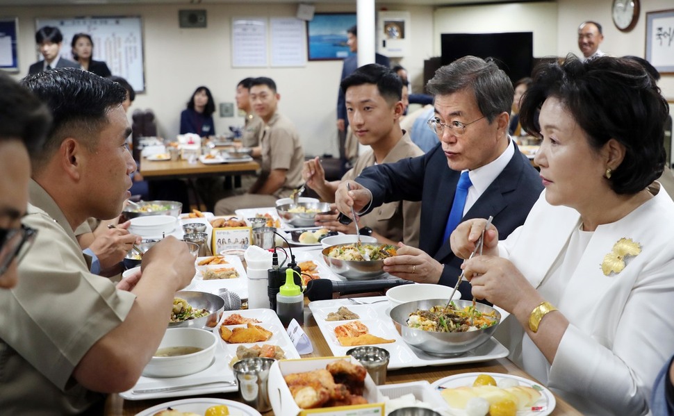 문재인 대통령과 김정숙 여사가 28일 오후 경기도 평택 해군 2함대 사령부에서 열린 건군 69주년 국군의 날 기념식을 마치고 문무대왕함에 마련된 식당에서 장병들과 점심식사를 하고 있다. 평택/청와대사진기자단