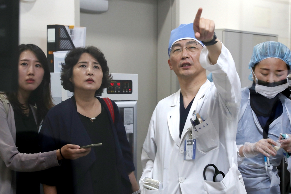 이국종 경기남부권역외상센터장이 센터 내 의료설비에 대해 설명하고 있다. 수원/강재훈 선임기자 khan@hani.co.kr