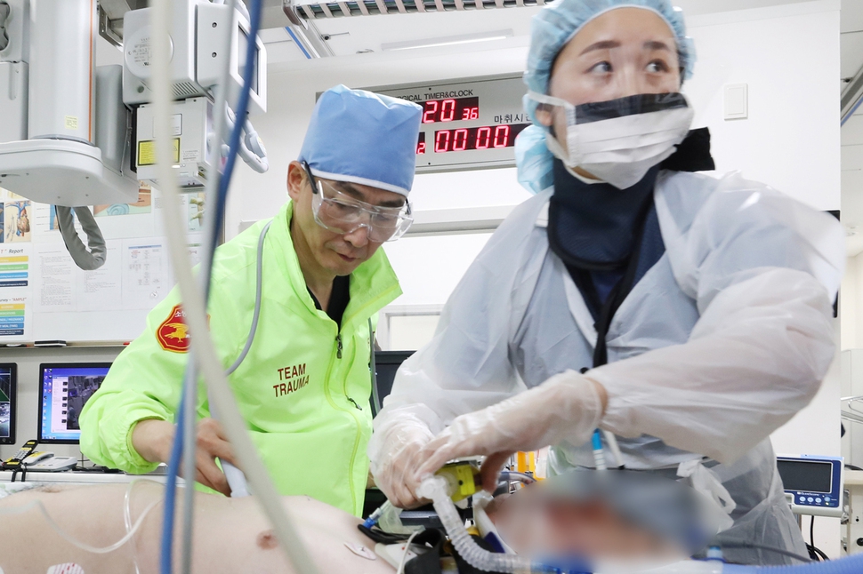 이국종 교수를 비롯한 수원 아주대학병원 경기남부권역중증외상센터의 의료진들이 헬기로 이송된 응급환자를 치료하고 있다. 2017년 9월 20일. 수원/강재훈 선임기자 khan@hani.co.kr