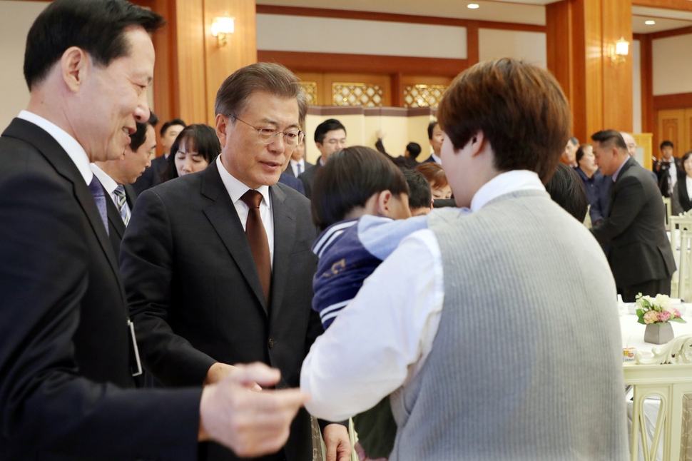 문재인 대통령이 29일 오후 청와대 본관 총무실에서 전사·순직자 유가족들을 초청해 오찬을 함께하며 인사하고 있다. 이날 오찬에는 제2연평해전 전사 병사 유가족과 K-9 자주포 폭발사고 순직 병사 유가족, 석란정 화재 순직 소방관 유가족 등이 참석했다.  청와대 제공